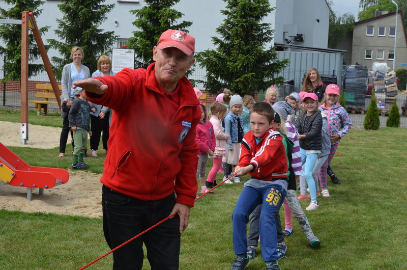 Zabawa w wodne ratowanie (zdjęcia)