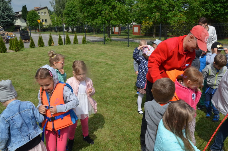 Zabawa w wodne ratowanie (zdjęcia)