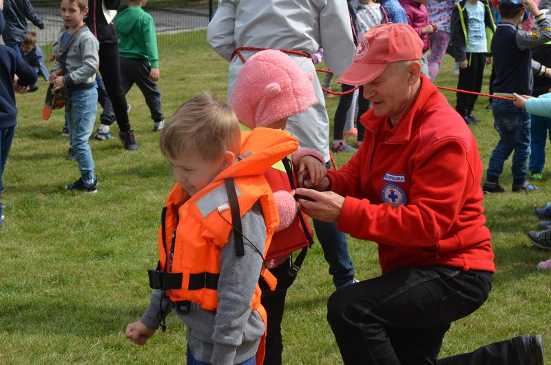 Zabawa w wodne ratowanie (zdjęcia)
