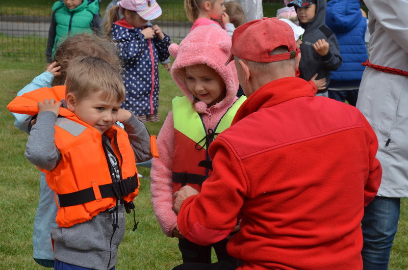 Zabawa w wodne ratowanie (zdjęcia)
