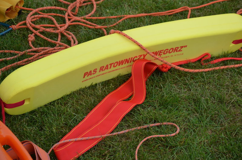 Zabawa w wodne ratowanie (zdjęcia)