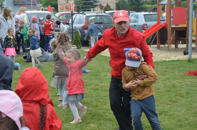 Zabawa w wodne ratowanie (zdjęcia)