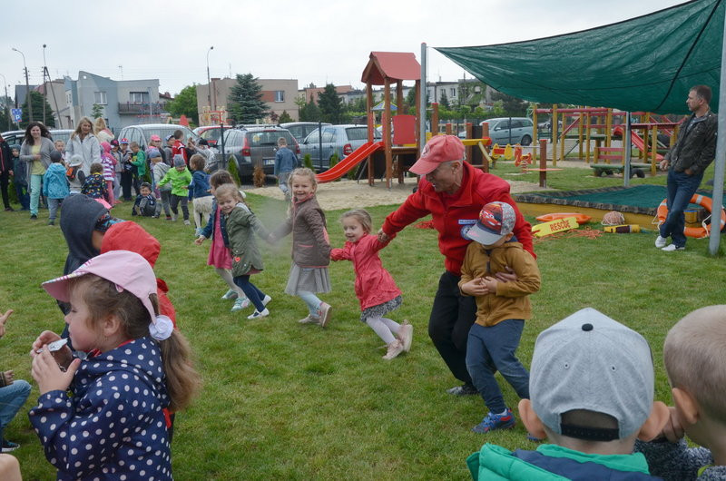 Zabawa w wodne ratowanie (zdjęcia)