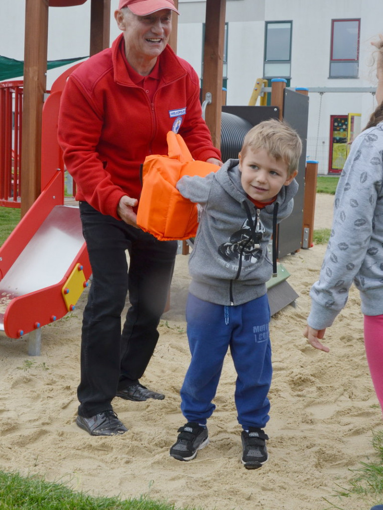 Zabawa w wodne ratowanie (zdjęcia)