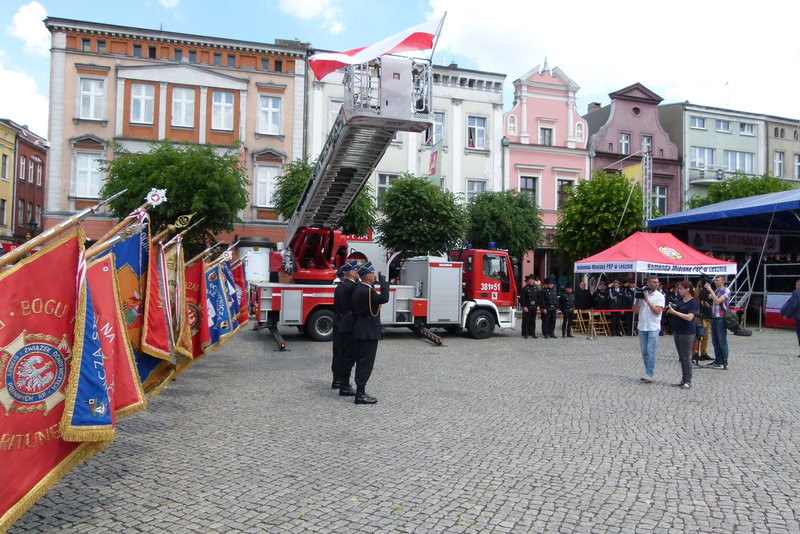 Leszczyńscy strażacy mają sztandar (zdjęcia)
