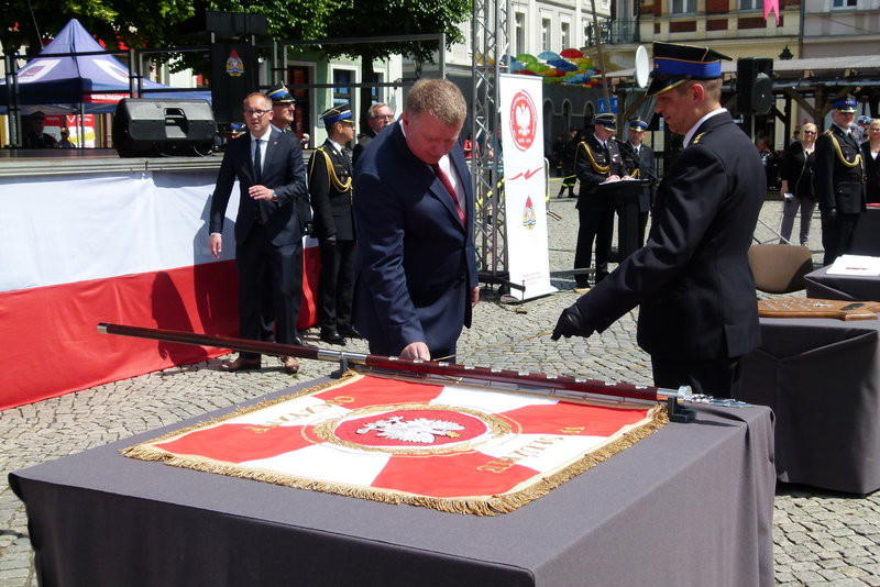 Leszczyńscy strażacy mają sztandar (zdjęcia)