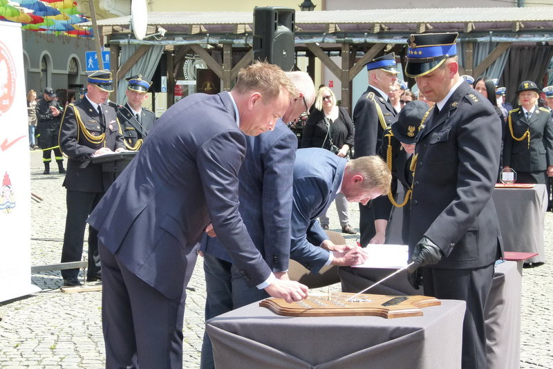 Leszczyńscy strażacy mają sztandar (zdjęcia)