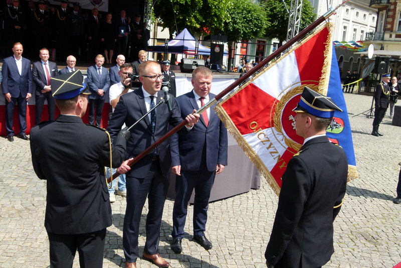 Leszczyńscy strażacy mają sztandar (zdjęcia)