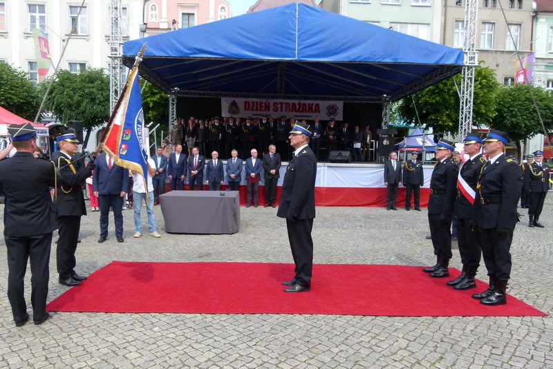 Leszczyńscy strażacy mają sztandar (zdjęcia)