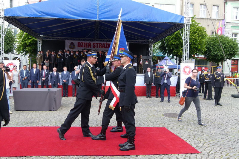 Leszczyńscy strażacy mają sztandar (zdjęcia)