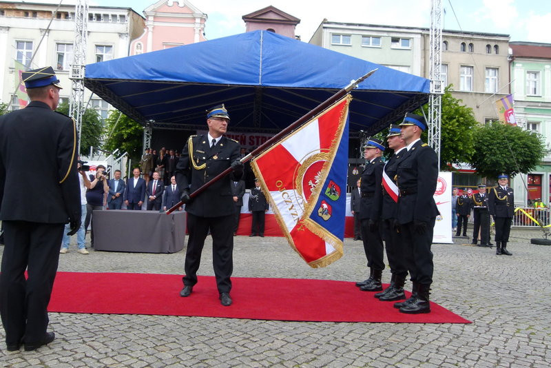 Leszczyńscy strażacy mają sztandar (zdjęcia)