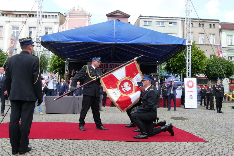 Leszczyńscy strażacy mają sztandar (zdjęcia)