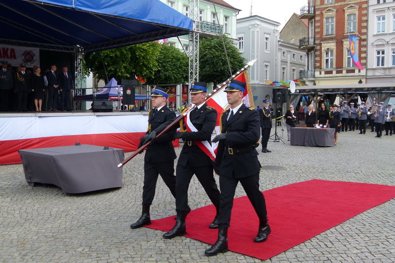Leszczyńscy strażacy mają sztandar (zdjęcia)