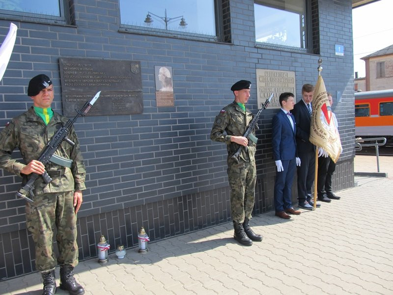 Zginęli, bo pomogli kobiecie (zdjęcia)