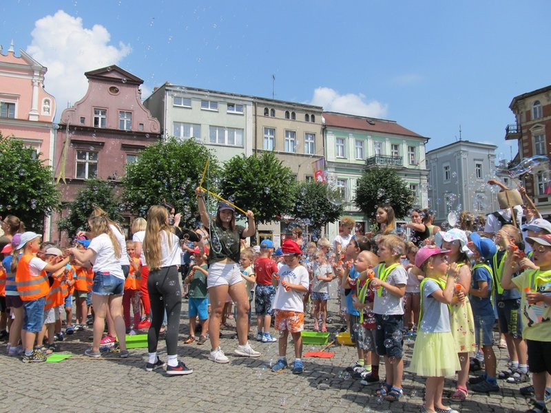 Bańkowe szaleństwo wokół ratusza (zdjęcia)