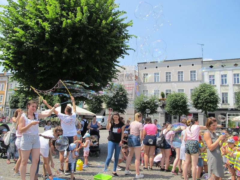 Bańkowe szaleństwo wokół ratusza (zdjęcia)