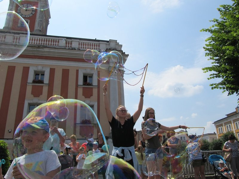 Bańkowe szaleństwo wokół ratusza (zdjęcia)