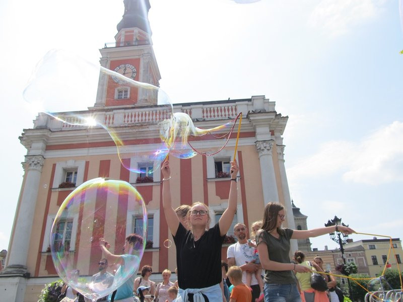 Bańkowe szaleństwo wokół ratusza (zdjęcia)