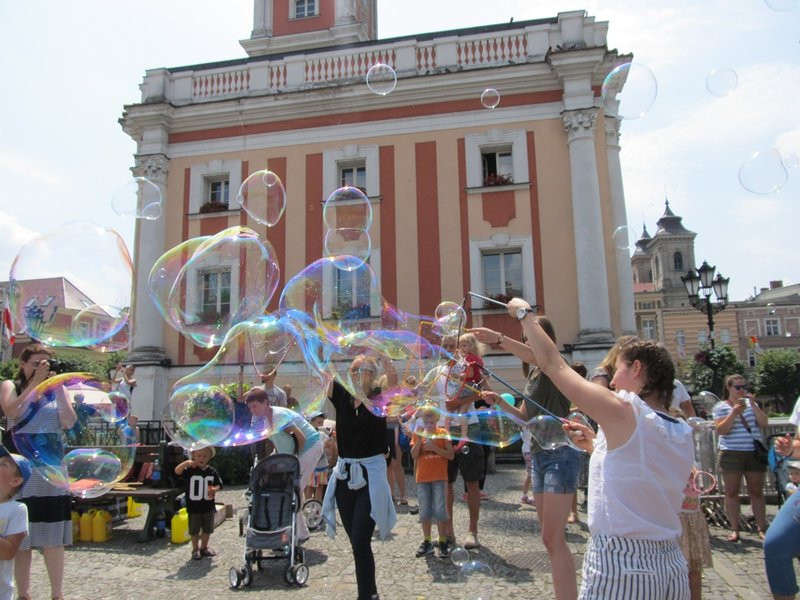 Bańkowe szaleństwo wokół ratusza (zdjęcia)