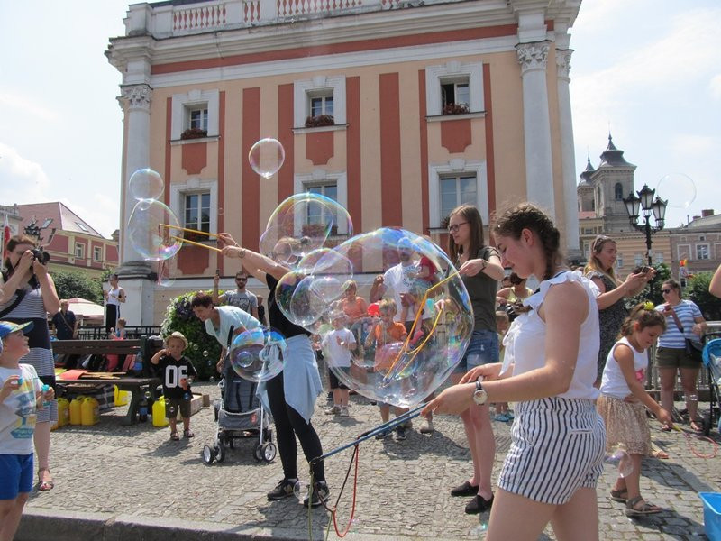 Bańkowe szaleństwo wokół ratusza (zdjęcia)