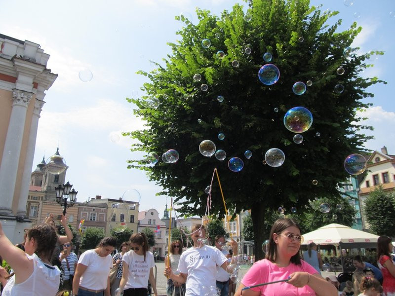 Bańkowe szaleństwo wokół ratusza (zdjęcia)
