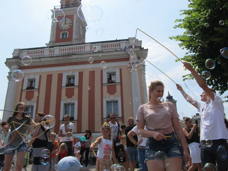 Bańkowe szaleństwo wokół ratusza (zdjęcia)