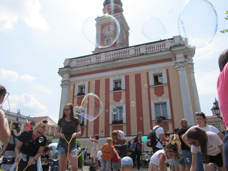 Bańkowe szaleństwo wokół ratusza (zdjęcia)