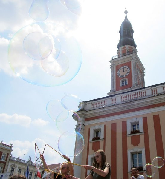 Bańkowe szaleństwo wokół ratusza (zdjęcia)