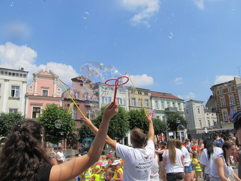 Bańkowe szaleństwo wokół ratusza (zdjęcia)