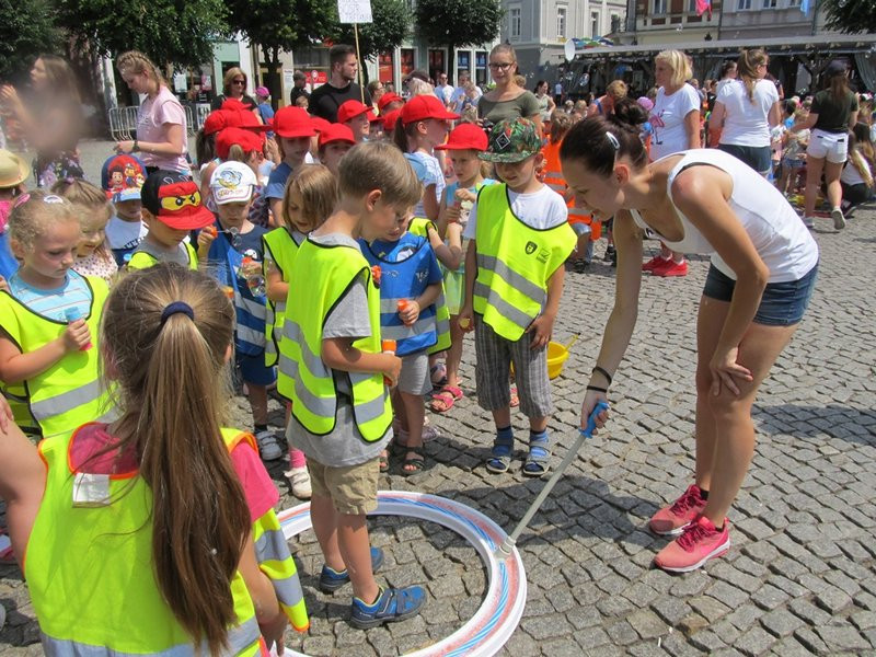 Bańkowe szaleństwo wokół ratusza (zdjęcia)