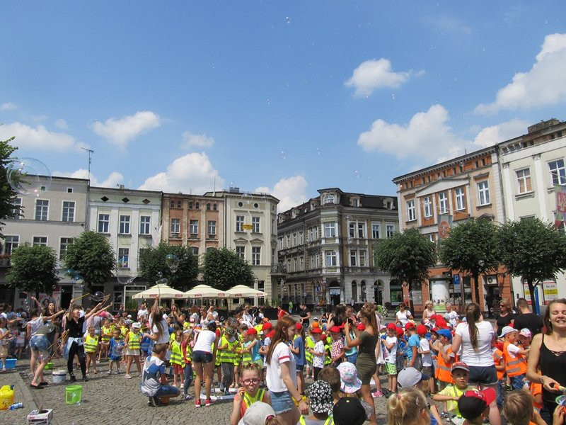 Bańkowe szaleństwo wokół ratusza (zdjęcia)