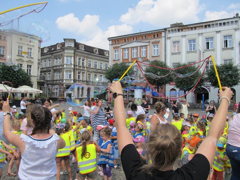 Bańkowe szaleństwo wokół ratusza (zdjęcia)