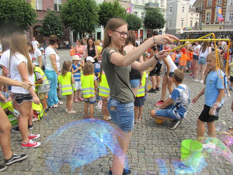 Bańkowe szaleństwo wokół ratusza (zdjęcia)