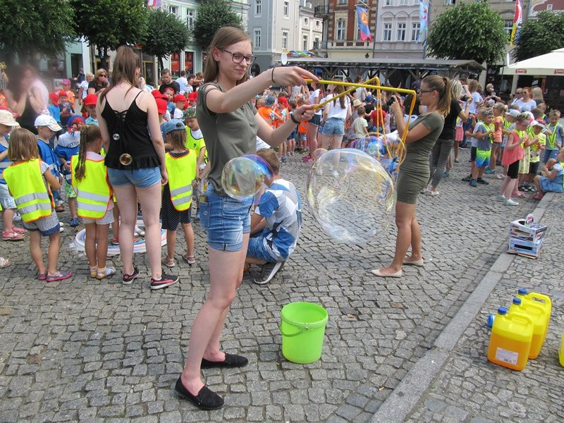 Bańkowe szaleństwo wokół ratusza (zdjęcia)