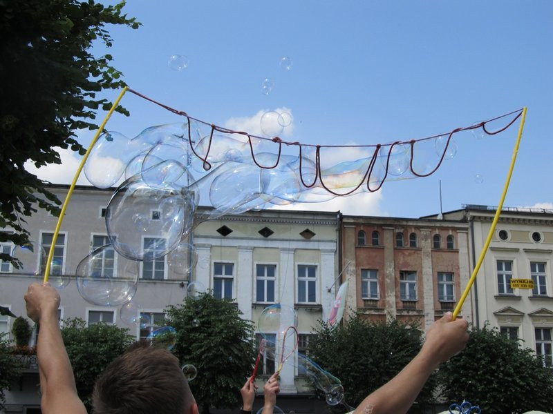 Bańkowe szaleństwo wokół ratusza (zdjęcia)