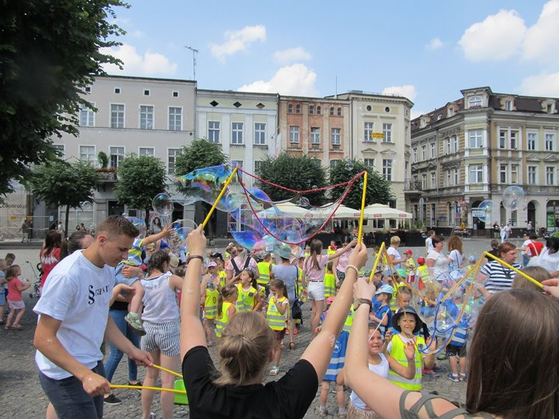 Bańkowe szaleństwo wokół ratusza (zdjęcia)