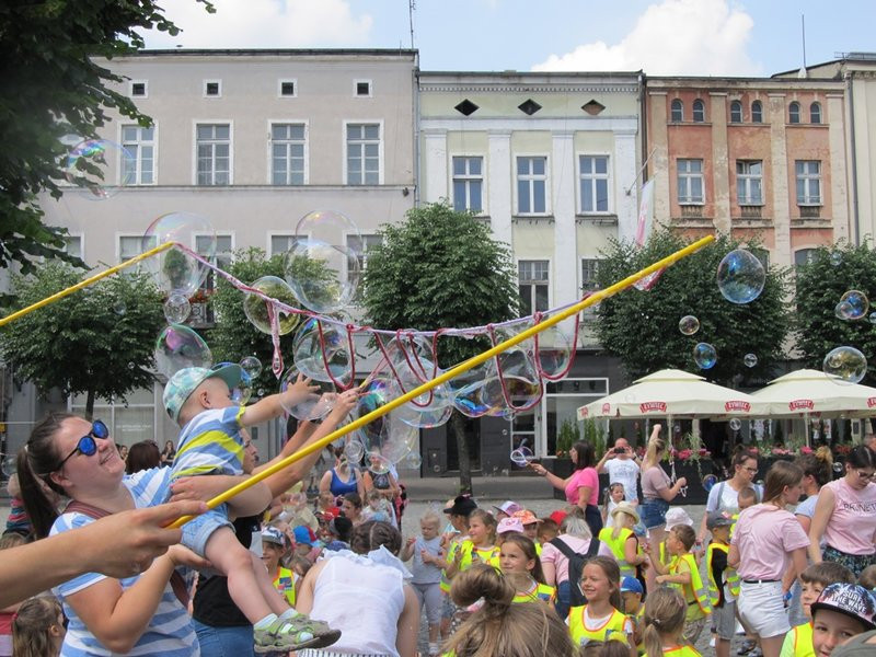 Bańkowe szaleństwo wokół ratusza (zdjęcia)