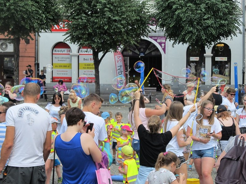 Bańkowe szaleństwo wokół ratusza (zdjęcia)