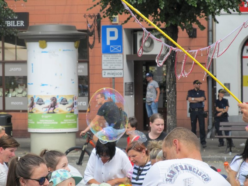 Bańkowe szaleństwo wokół ratusza (zdjęcia)