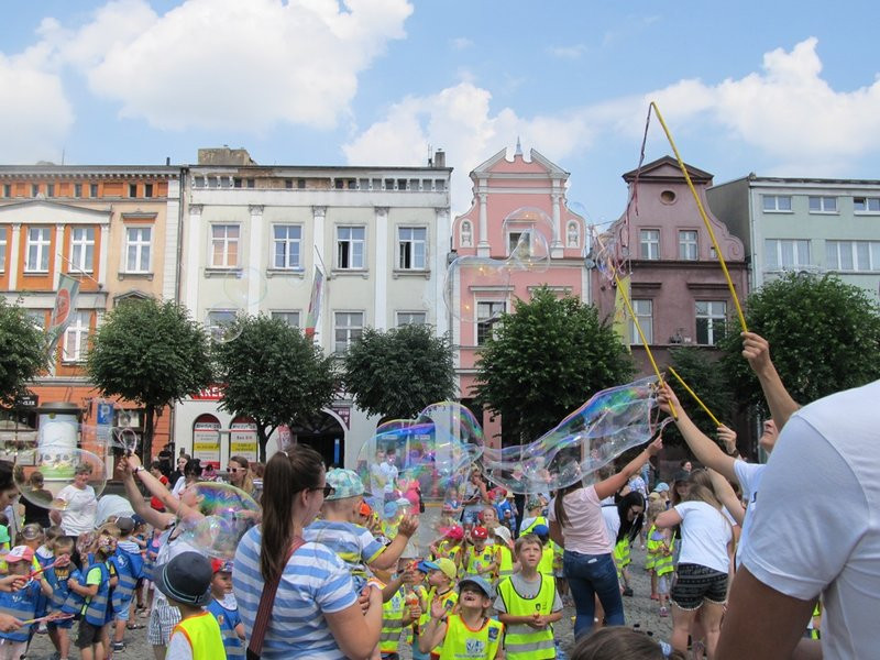 Bańkowe szaleństwo wokół ratusza (zdjęcia)