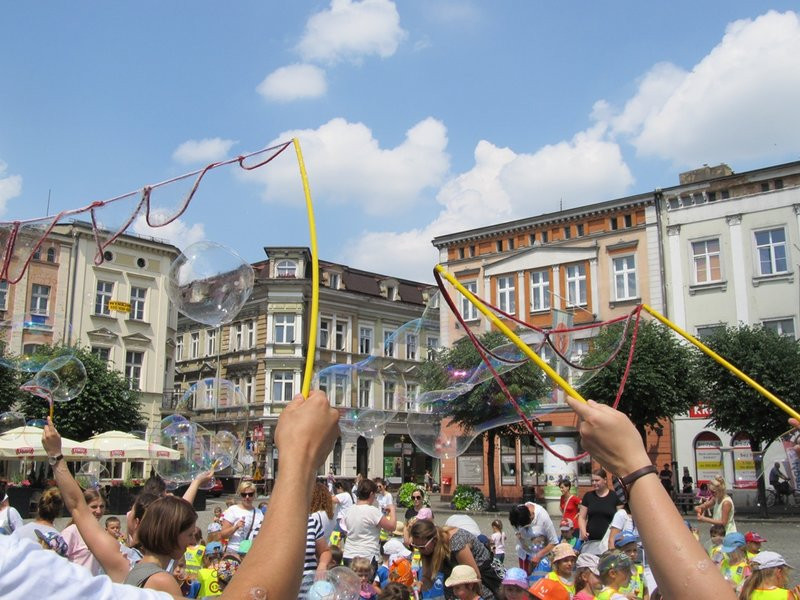 Bańkowe szaleństwo wokół ratusza (zdjęcia)
