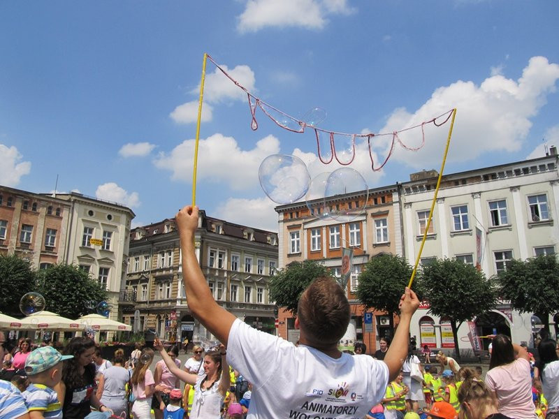 Bańkowe szaleństwo wokół ratusza (zdjęcia)