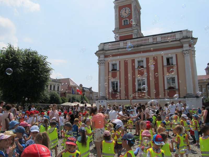 Bańkowe szaleństwo wokół ratusza (zdjęcia)
