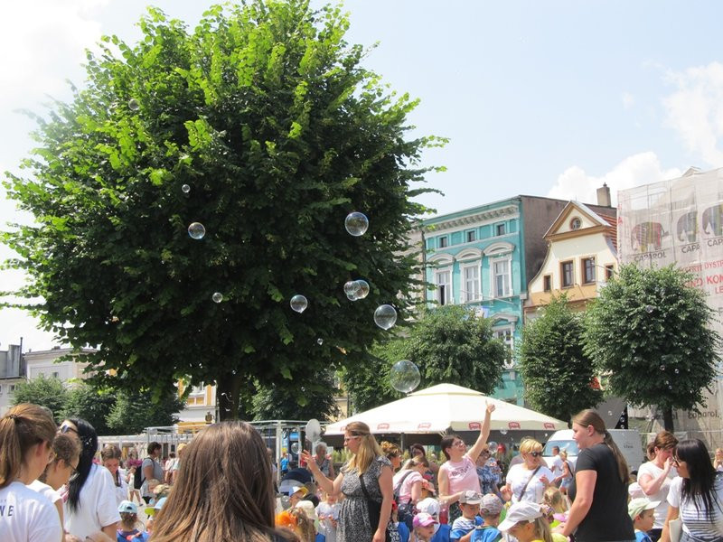 Bańkowe szaleństwo wokół ratusza (zdjęcia)