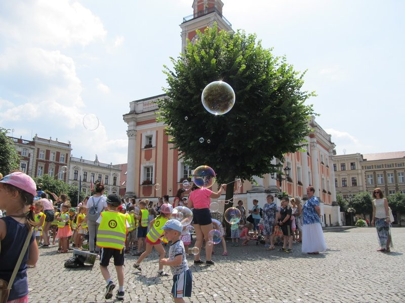 Bańkowe szaleństwo wokół ratusza (zdjęcia)