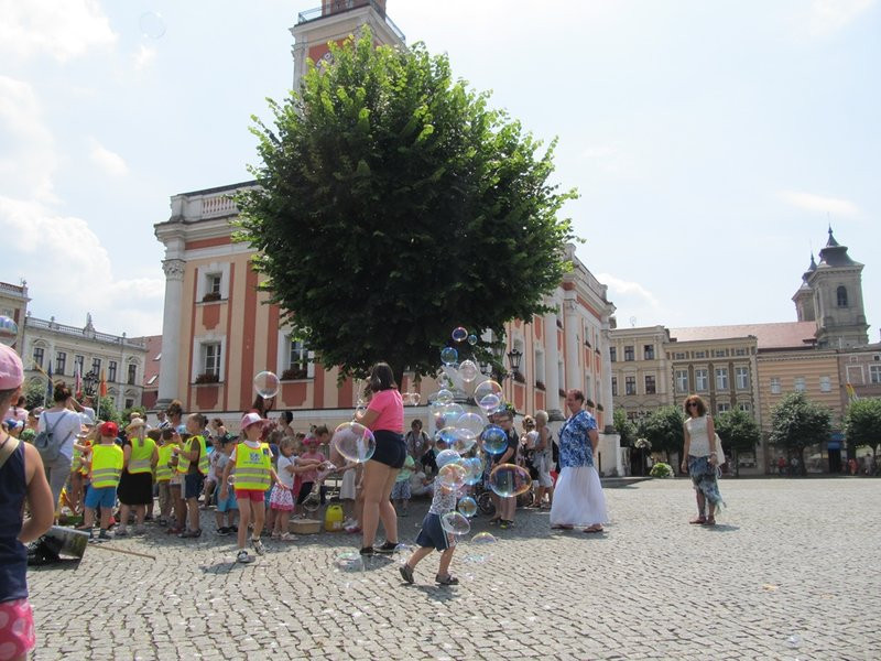 Bańkowe szaleństwo wokół ratusza (zdjęcia)
