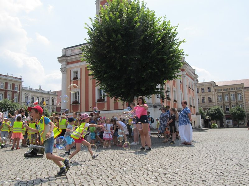 Bańkowe szaleństwo wokół ratusza (zdjęcia)