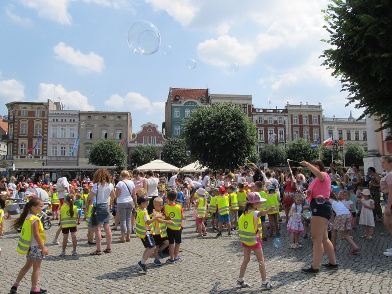 Bańkowe szaleństwo wokół ratusza (zdjęcia)