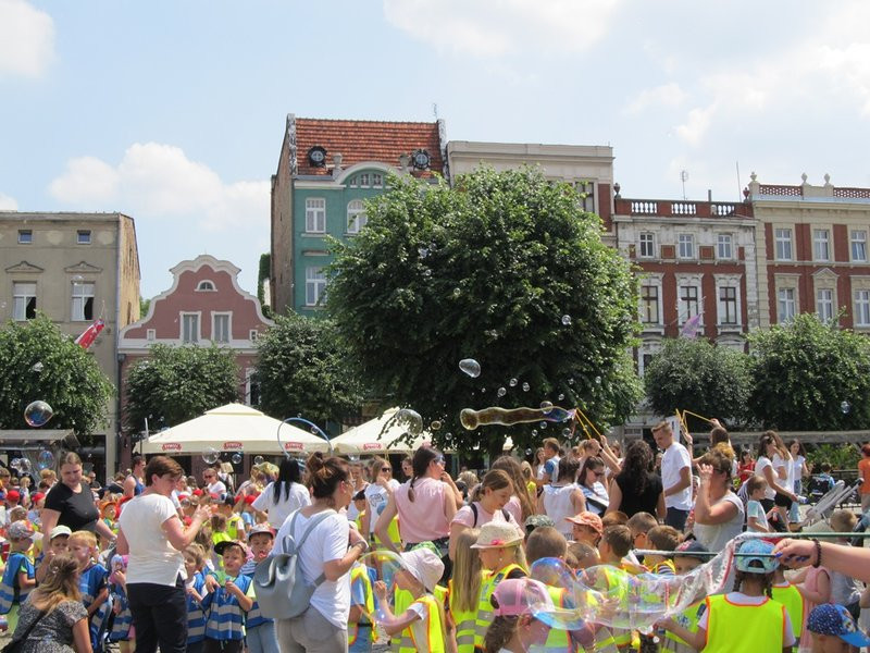 Bańkowe szaleństwo wokół ratusza (zdjęcia)