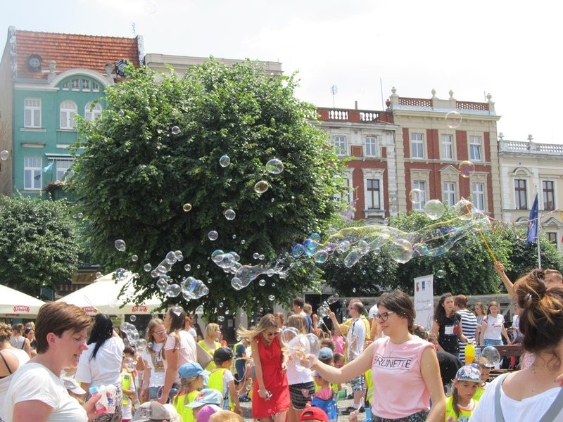 Bańkowe szaleństwo wokół ratusza (zdjęcia)
